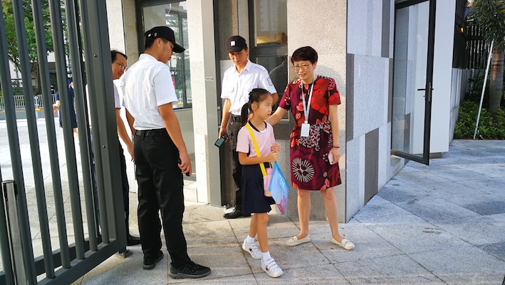 18杨校长在校门口迎接上学的孩子.jpeg